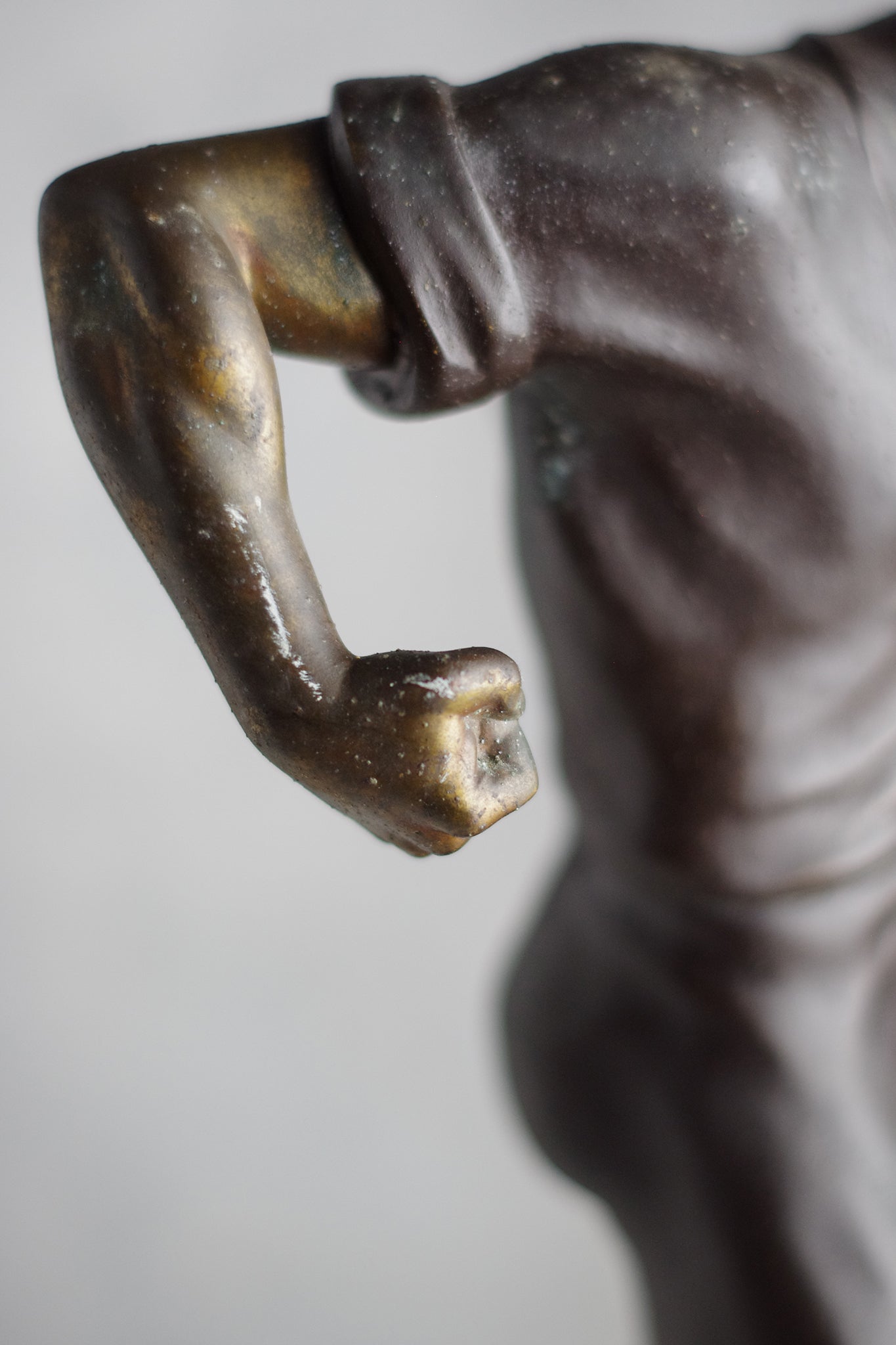 Statuette de footballeur. Signée Lemoyne