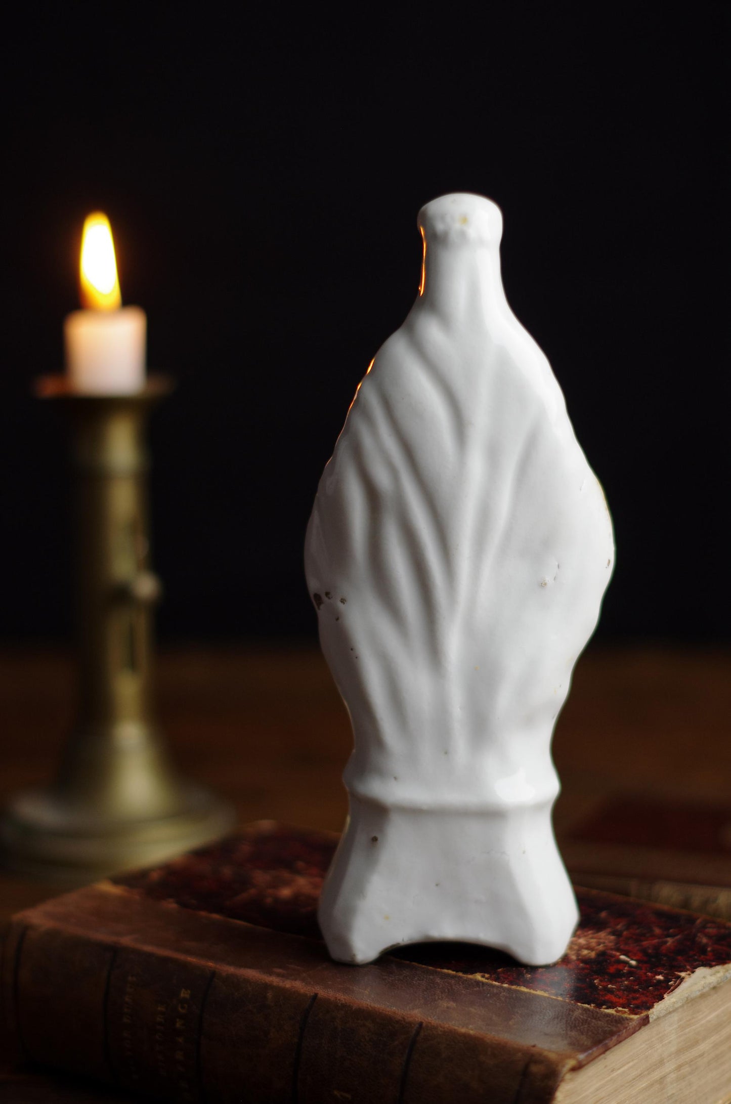 Statuette de la Vierge Marie . Porcelaine