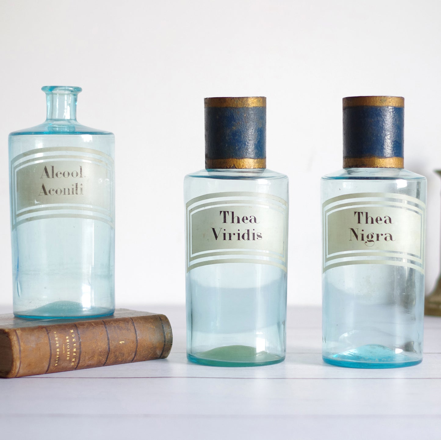 3 bouteilles d'apothicaire bleues . 19e siècle