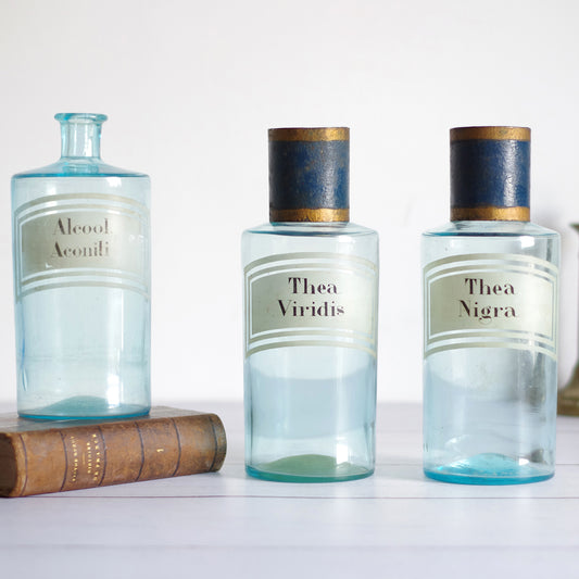 3 bouteilles d'apothicaire bleues . 19e siècle