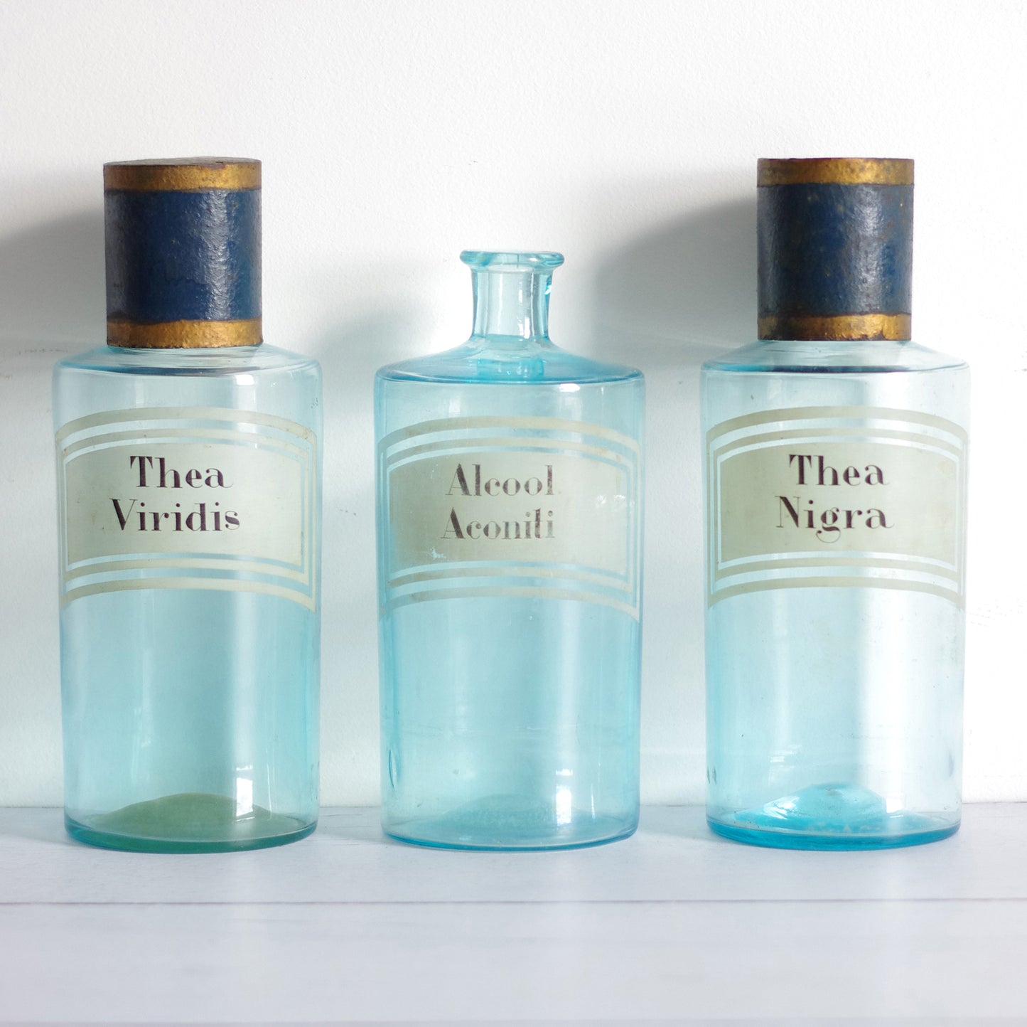 3 bouteilles d'apothicaire bleues . 19e siècle