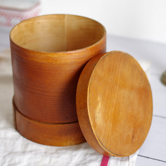 Boîte ancienne en bois avec couvercle