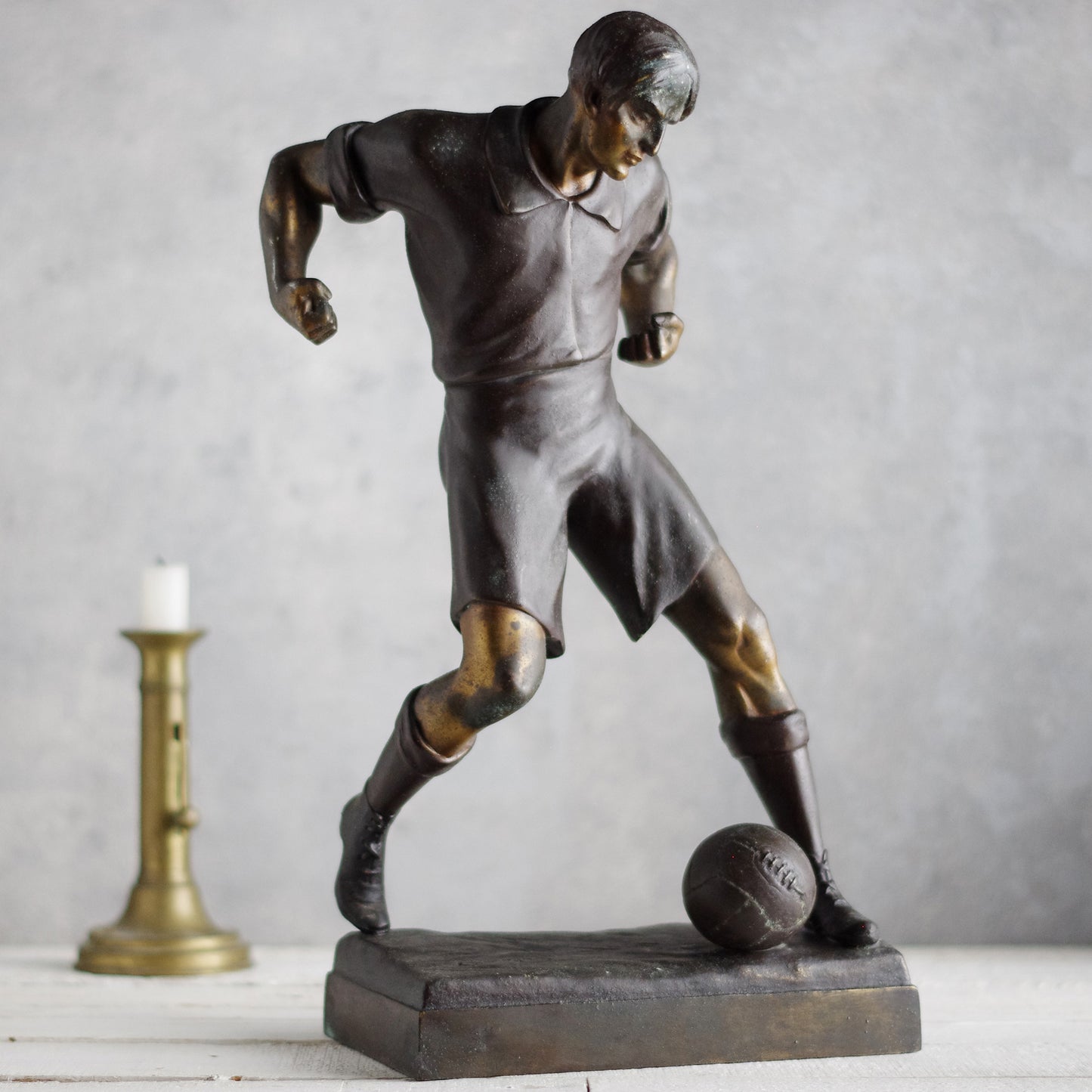 Statuette de footballeur. Signée Lemoyne