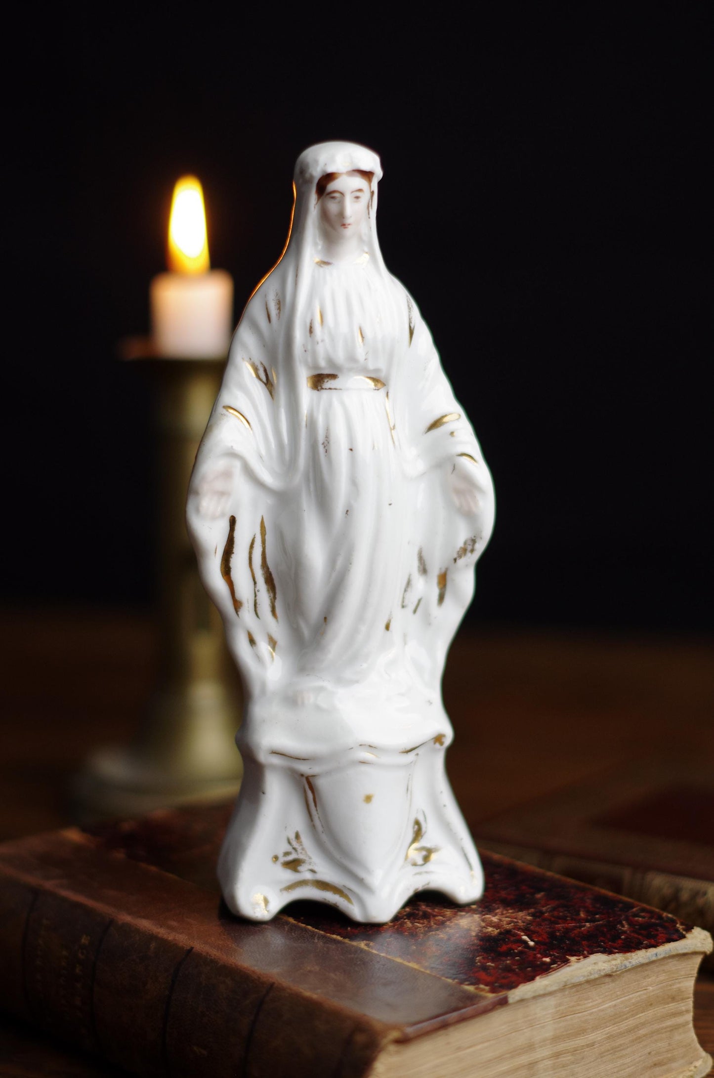 Statuette de la Vierge Marie . Porcelaine
