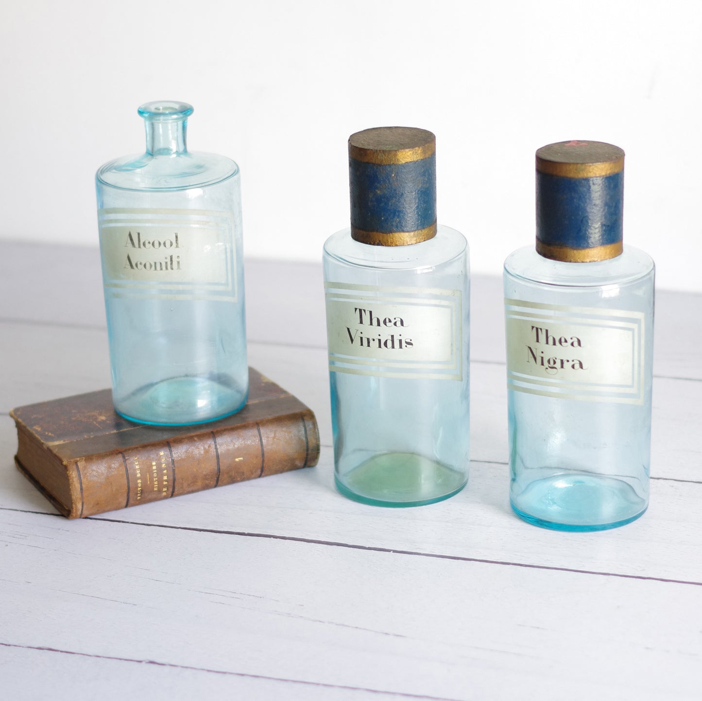 3 bouteilles d'apothicaire bleues . 19e siècle