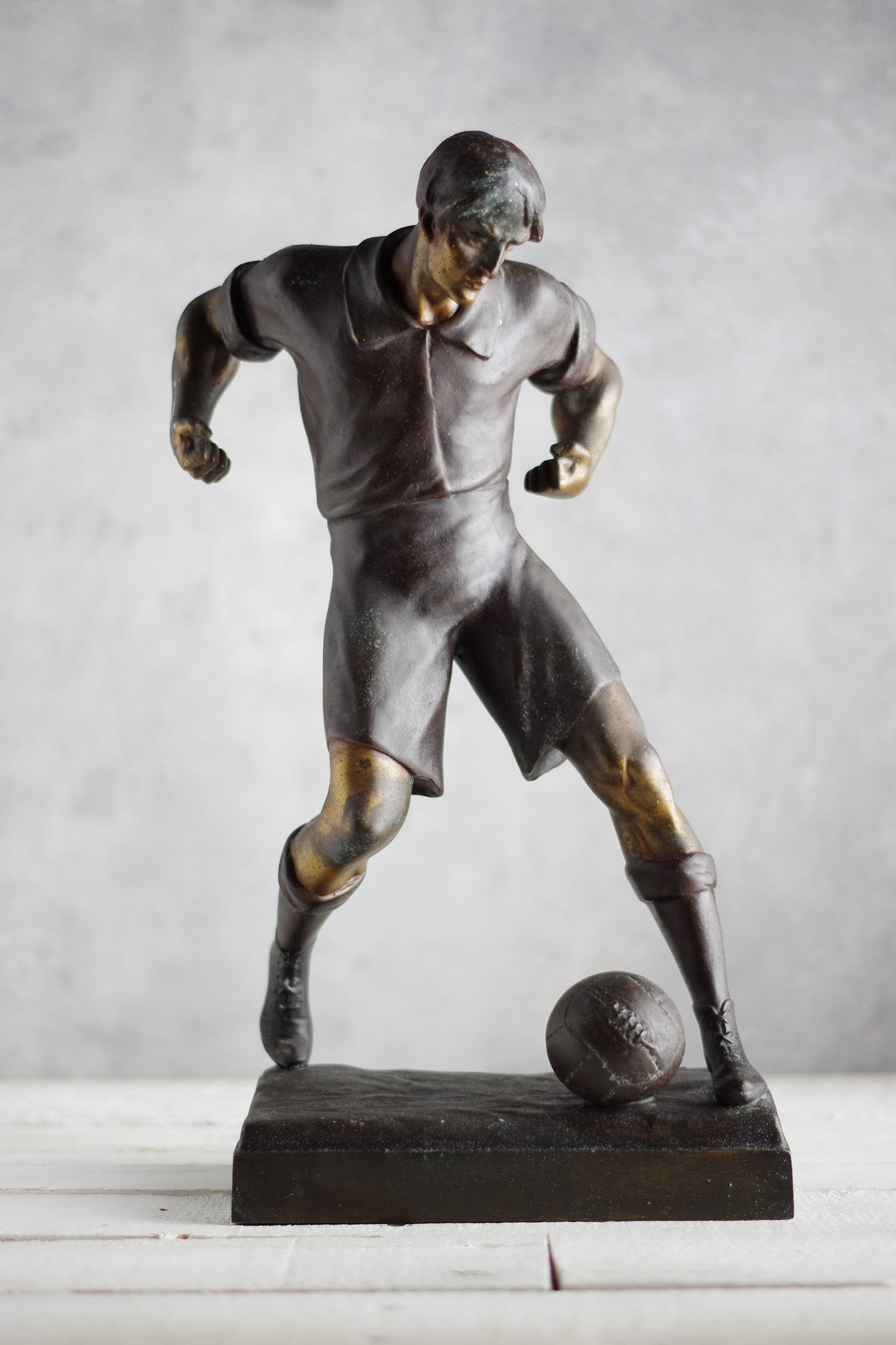 Statuette de footballeur. Signée Lemoyne