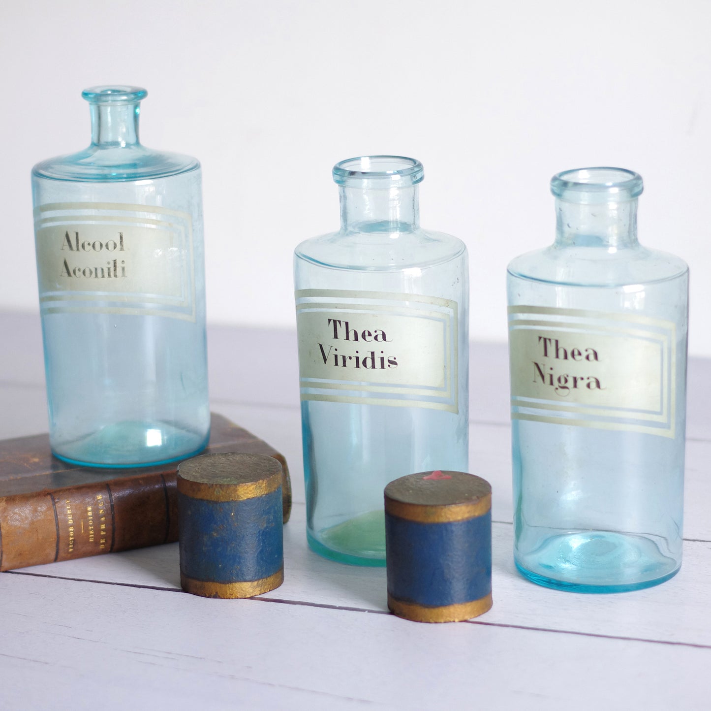 3 bouteilles d'apothicaire bleues . 19e siècle