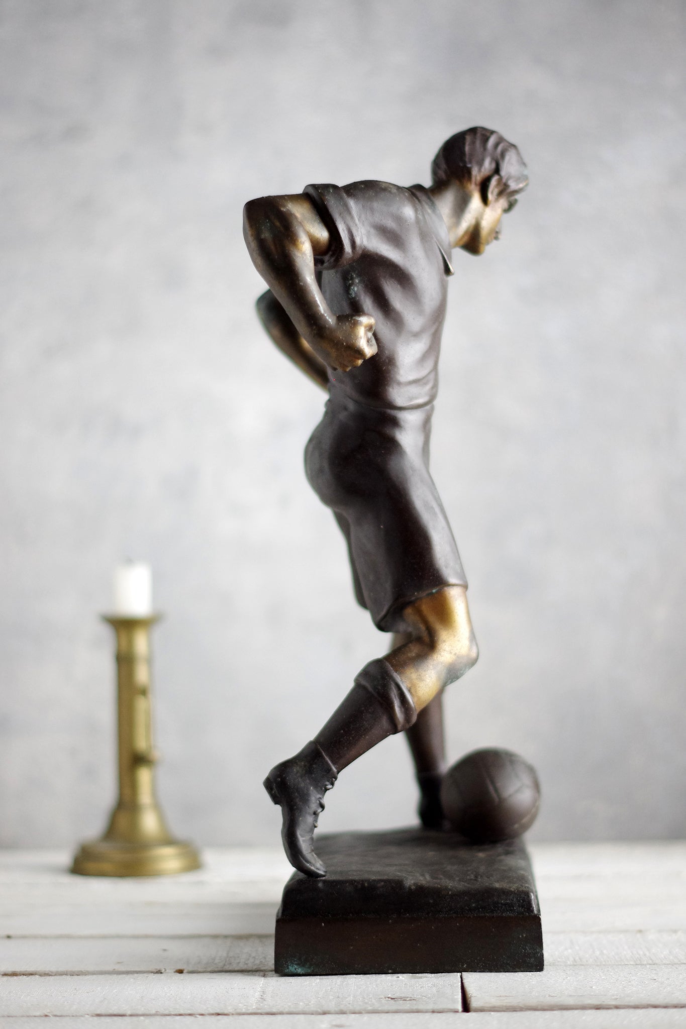 Statuette de footballeur. Signée Lemoyne