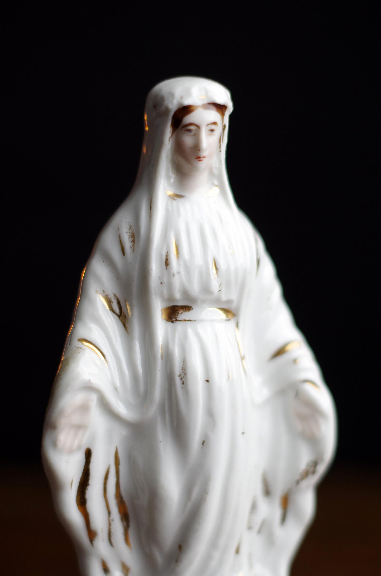 Statuette de la Vierge Marie . Porcelaine
