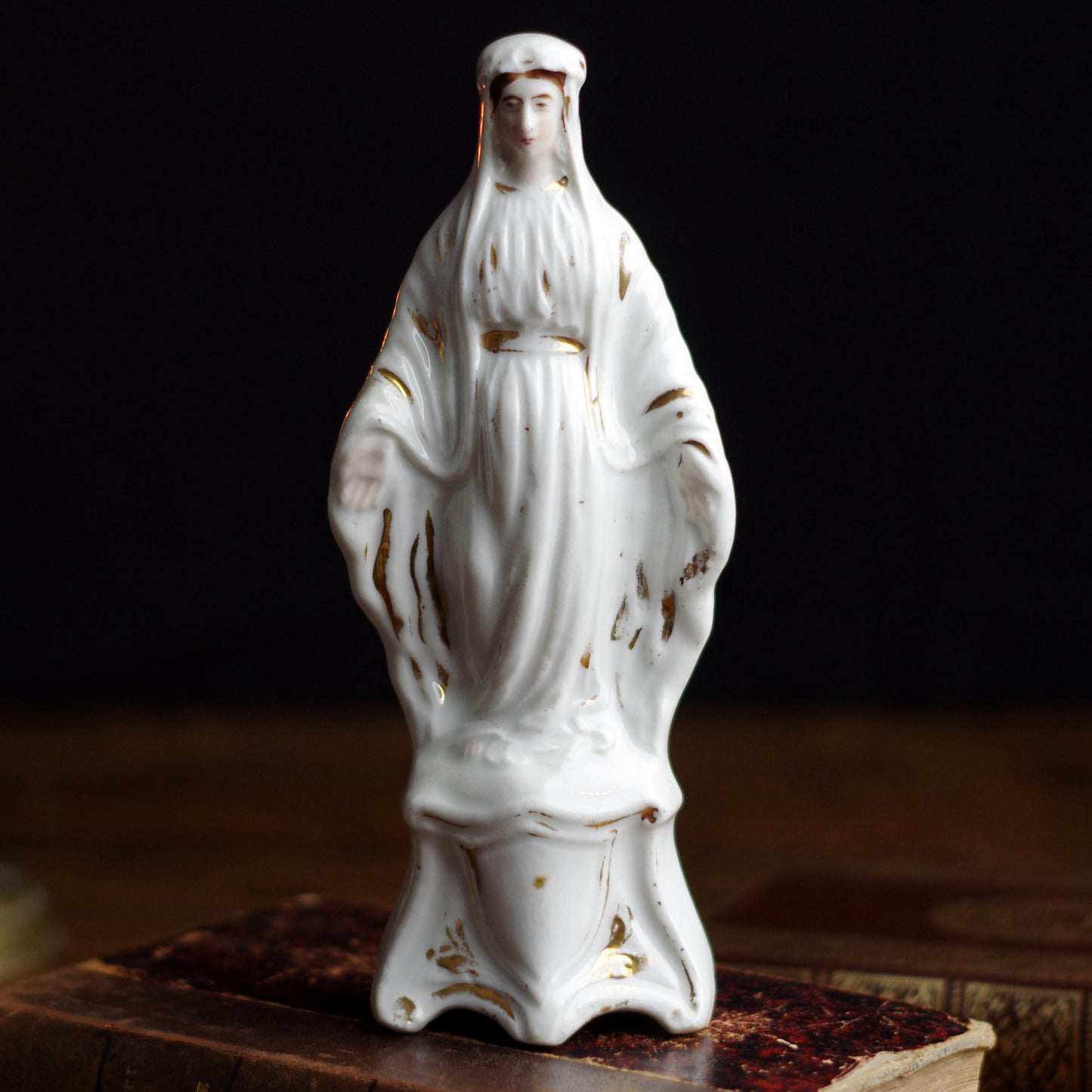 Statuette de la Vierge Marie . Porcelaine