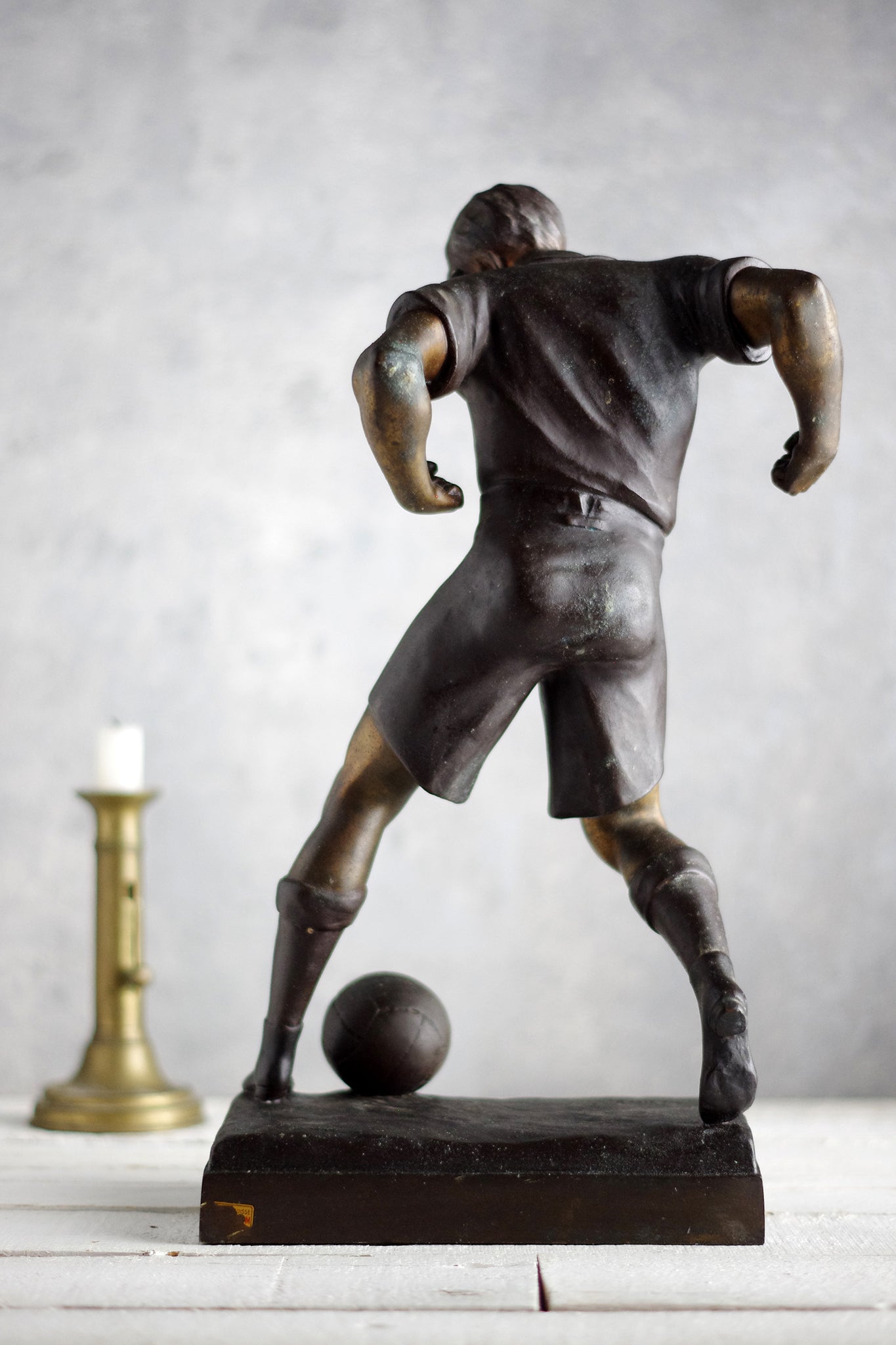 Statuette de footballeur. Signée Lemoyne