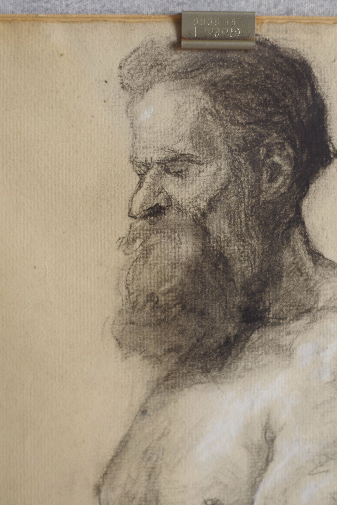 Étude de nu masculin dessin au fusain . homme barbu