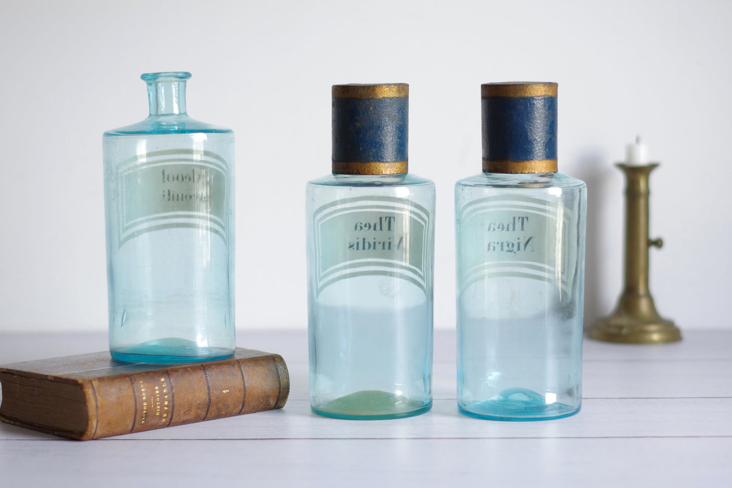 3 bouteilles d'apothicaire bleues . 19e siècle