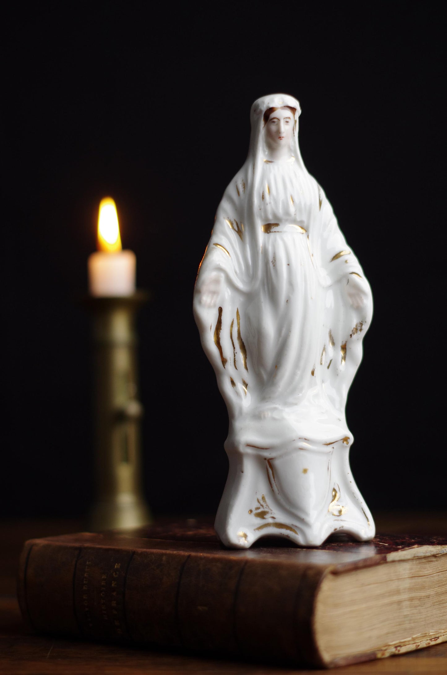 Statuette de la Vierge Marie . Porcelaine