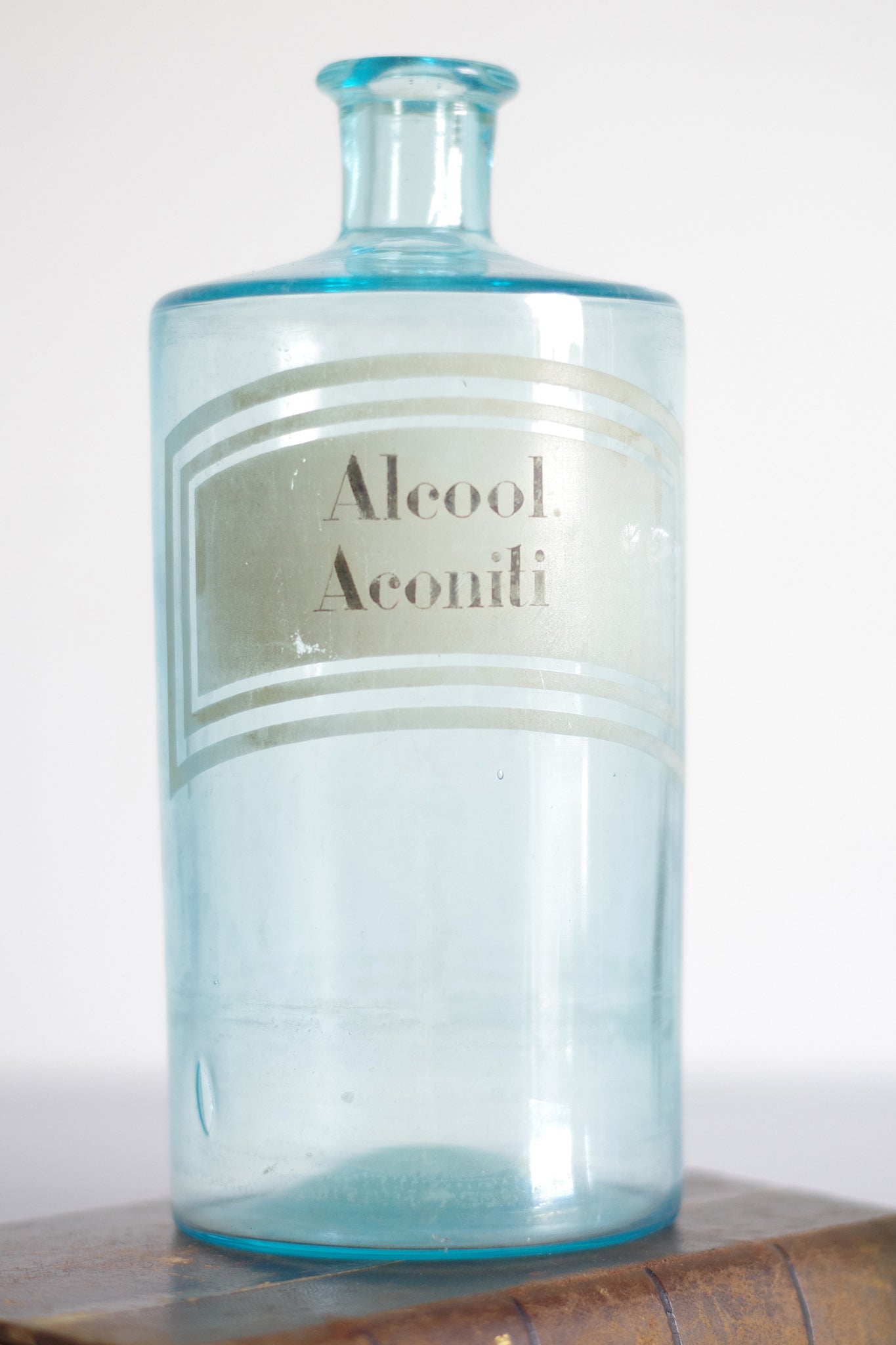 3 bouteilles d'apothicaire bleues . 19e siècle