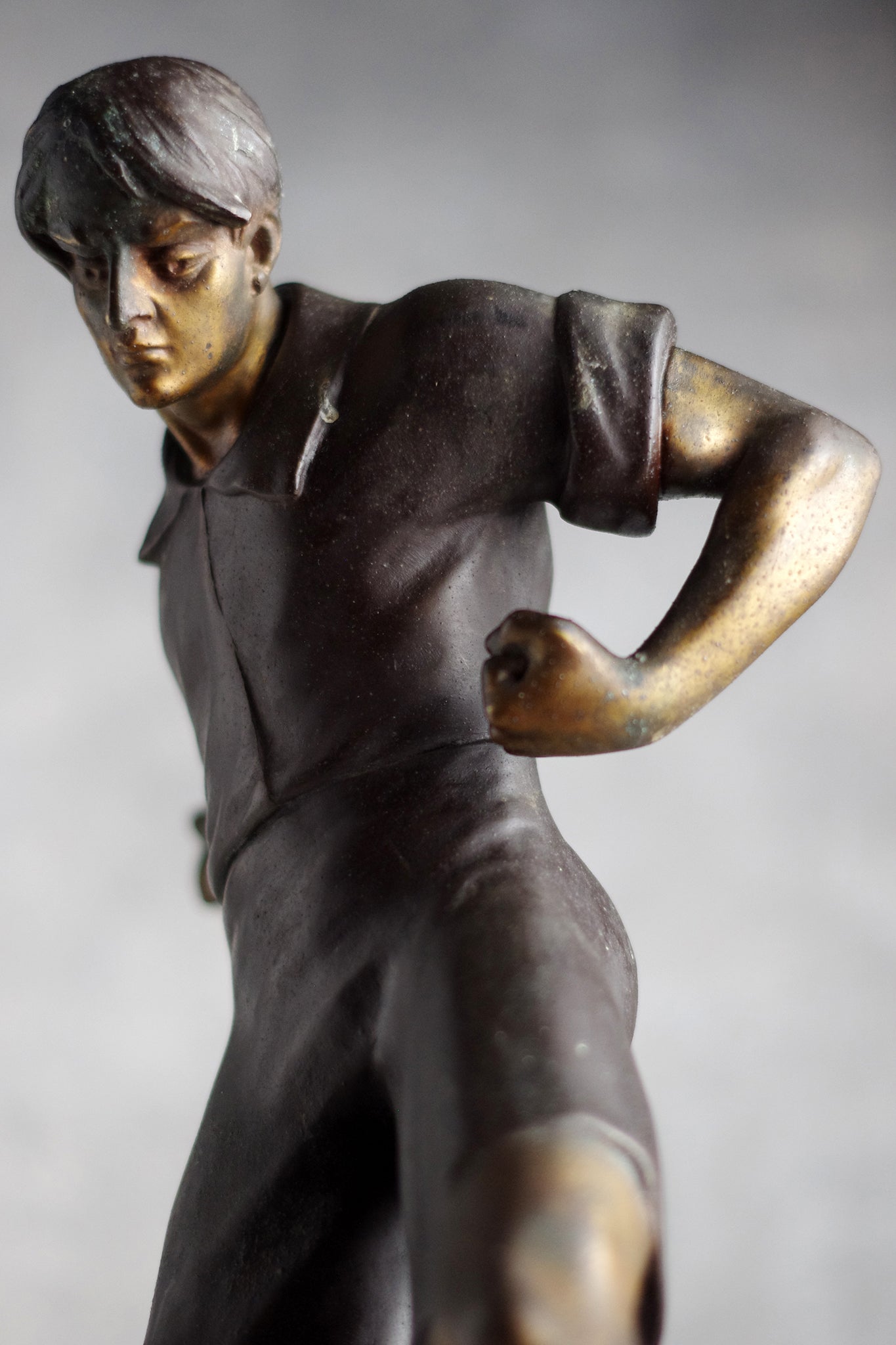 Statuette de footballeur. Signée Lemoyne