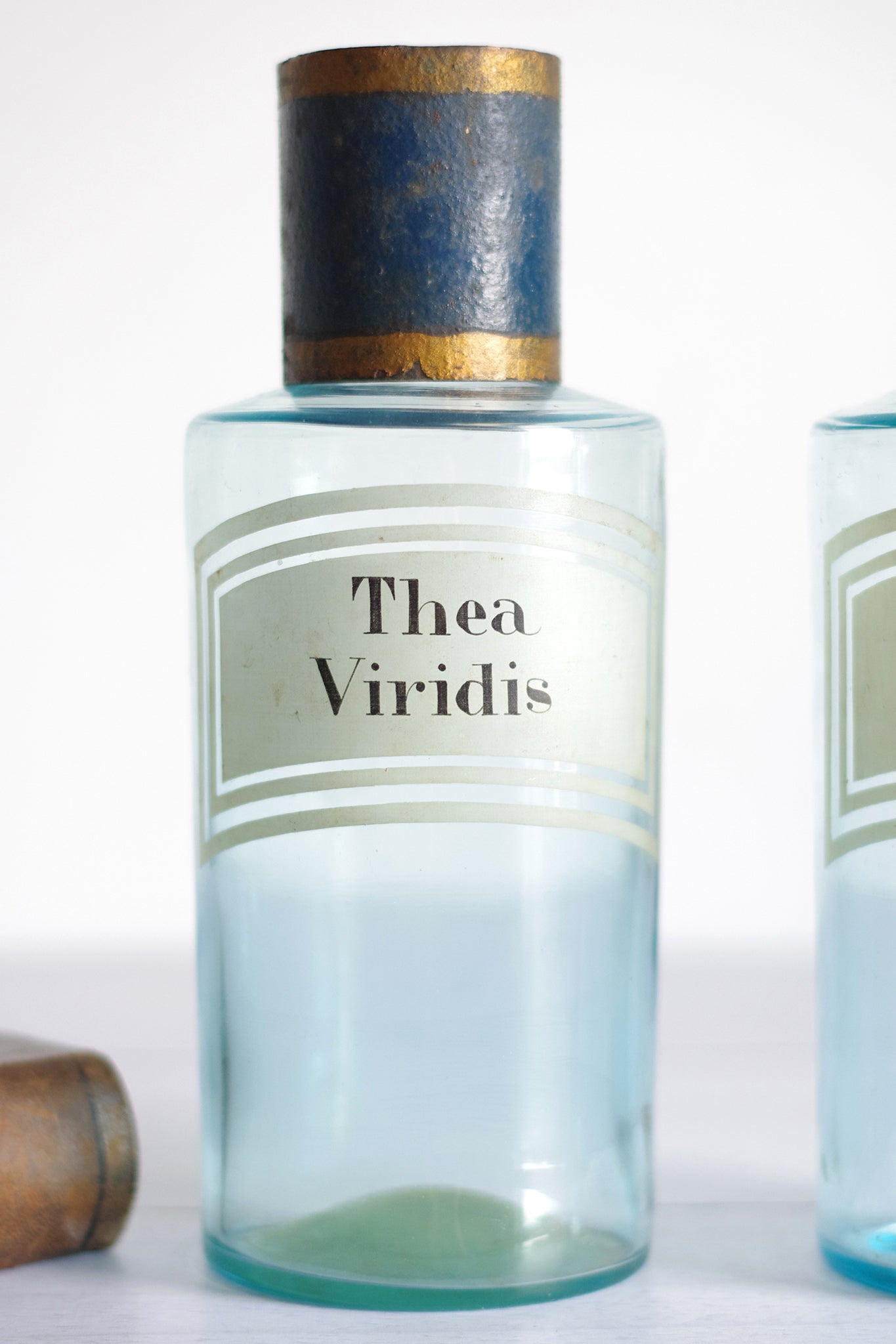 3 bouteilles d'apothicaire bleues . 19e siècle