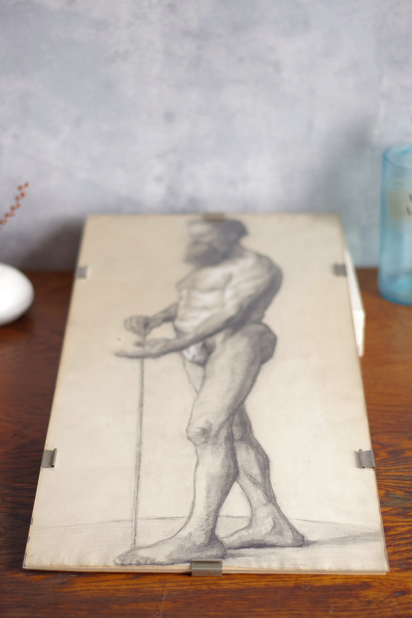 Étude de nu masculin dessin au fusain . homme barbu