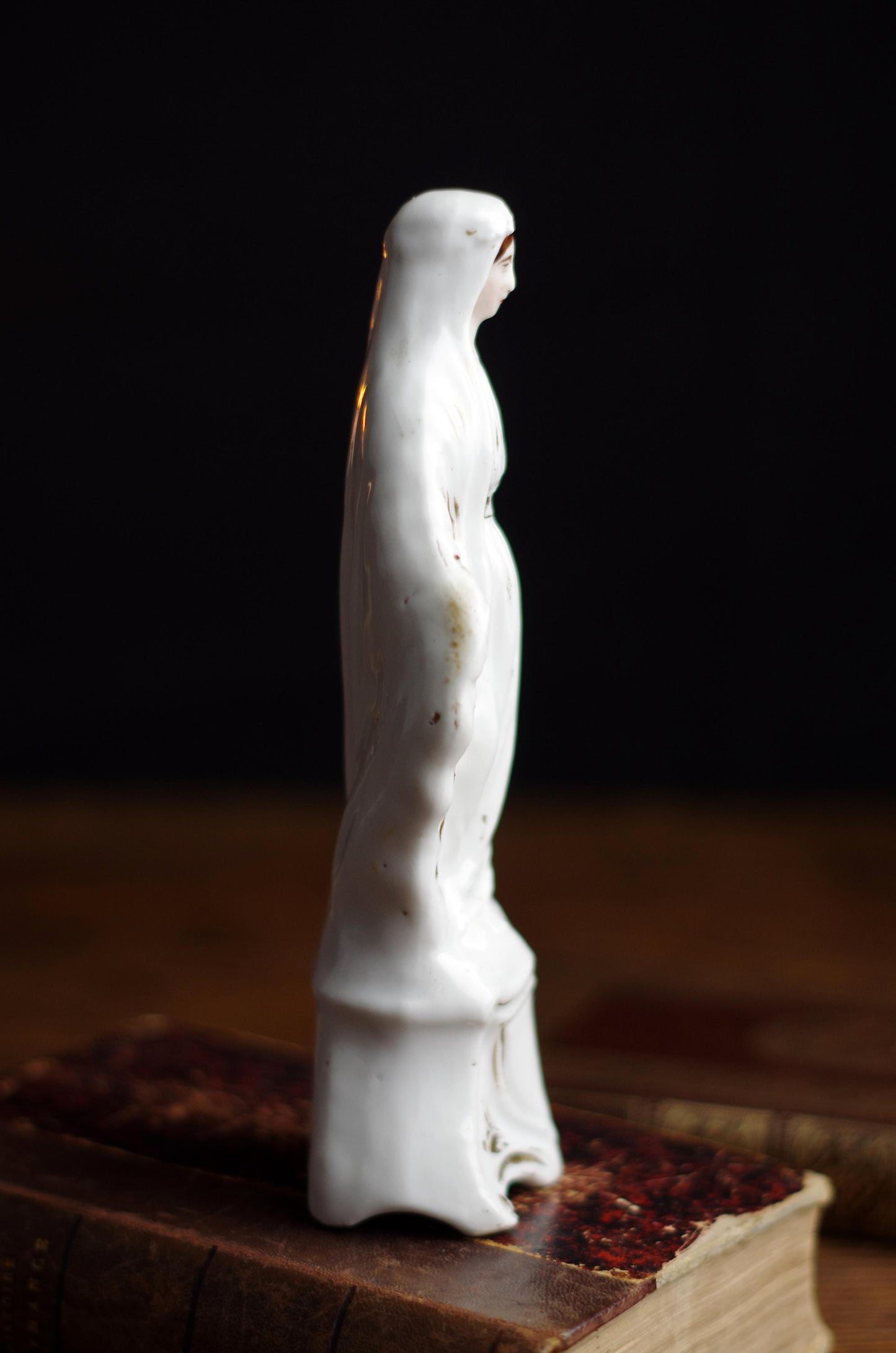 Statuette de la Vierge Marie . Porcelaine