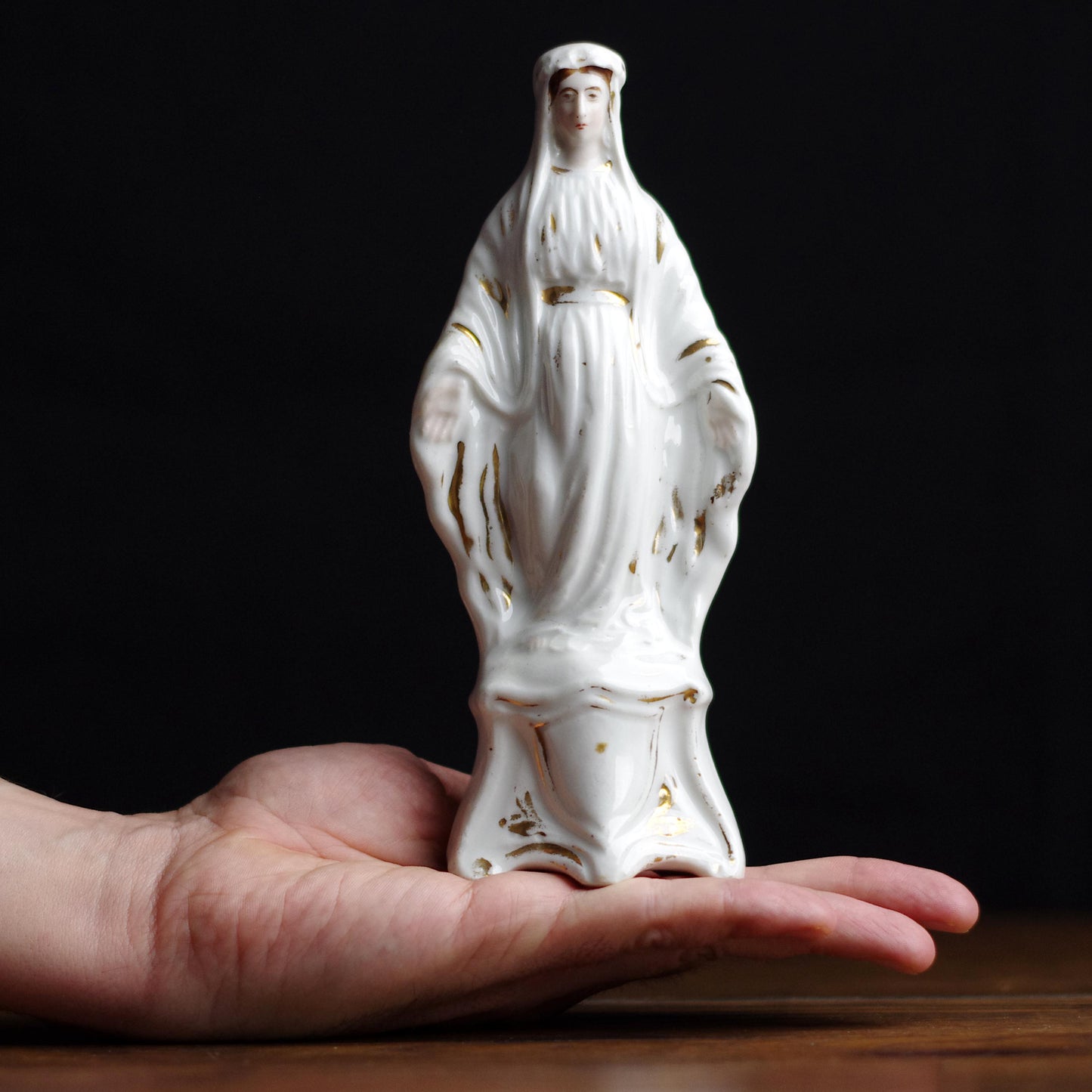 Statuette de la Vierge Marie . Porcelaine